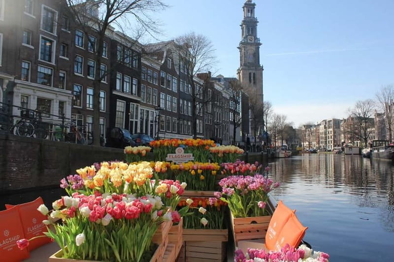 Amsterdam: Premium Tulip Boat Canal Tour - Boarding a boat built for photographs