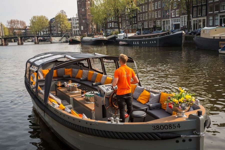 Amsterdam: Private BBQ Cruise with Personal Chef & Drinks - Meeting beside Sea Palace