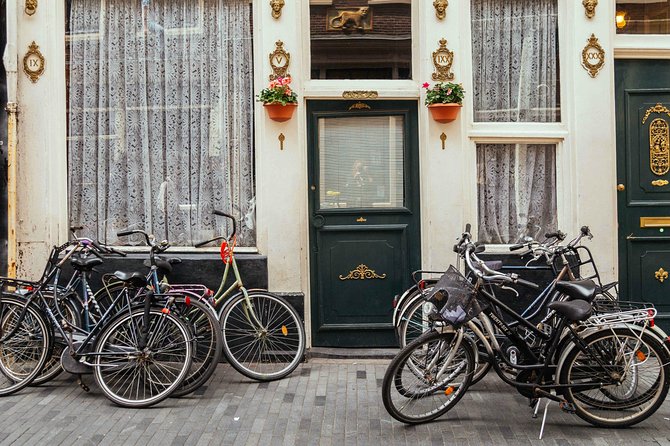 Amsterdam PRIVATE Bike Tour With Locals: Bike & Local Snack Included - Why a private bicycle tour works so well in Amsterdam