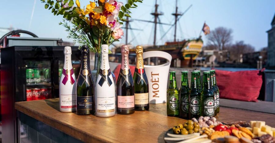 Amsterdam: Private Canal Cruise with Drinks and Snacks - The skipper makes the difference