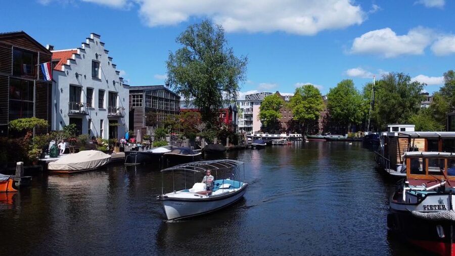 Amsterdam: Private Canal Tour - Setting out through the UNESCO canal district