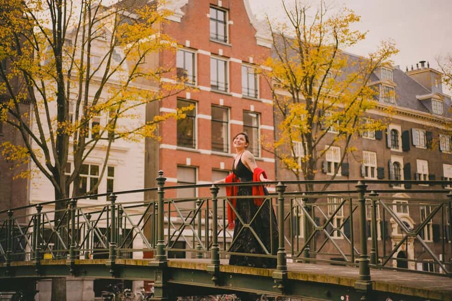 Amsterdam: Private Photoshoot for Couple, Family, or Solo - Makelaarsbruggetje, a quick bridge stop