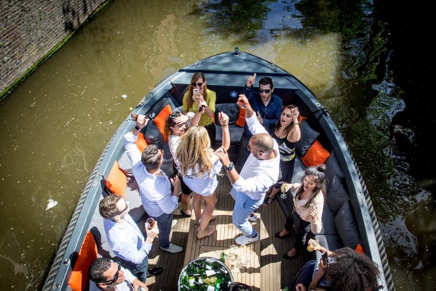 Amsterdam: Private Prosecco Canal Cruise Tour - Starting beside Sea Palace and Central Station