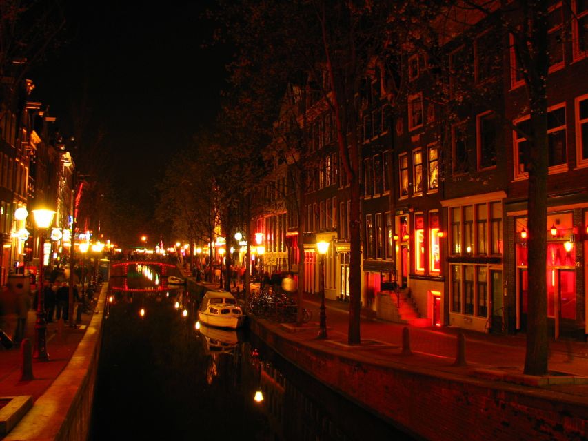 Amsterdam: Private Red Light District and Food Tour - The Oude Kerk beside the Red Light District