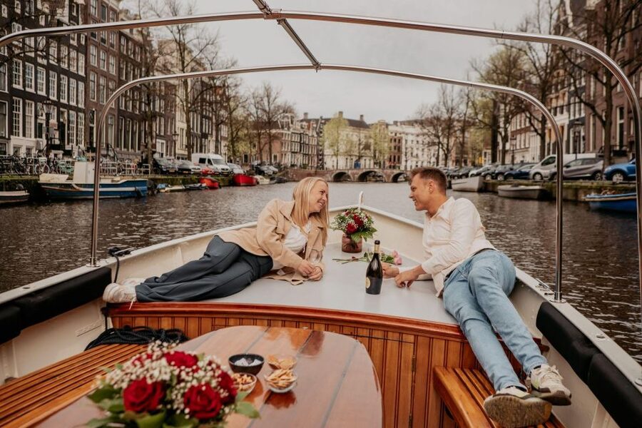 Amsterdam: Private Romantic Canal Cruise w. Prosecco/Snacks - What comes with the $268 price