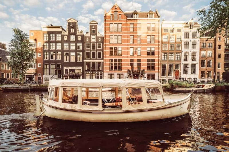 Amsterdam: Private Romantic Canal Cruise w. Prosecco/Snacks - The guide makes or breaks the mood