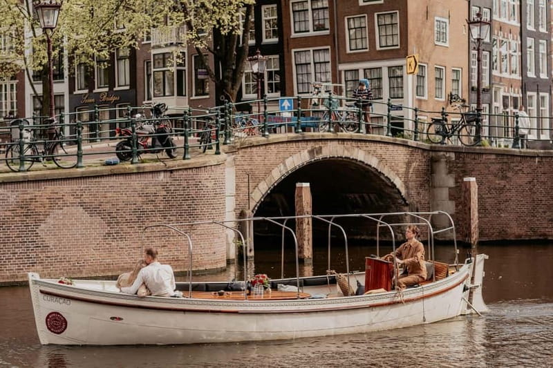 Amsterdam: Private Romantic Canal Cruise w. Prosecco/Snacks - Reguliersgracht and the Seven Bridges of Love