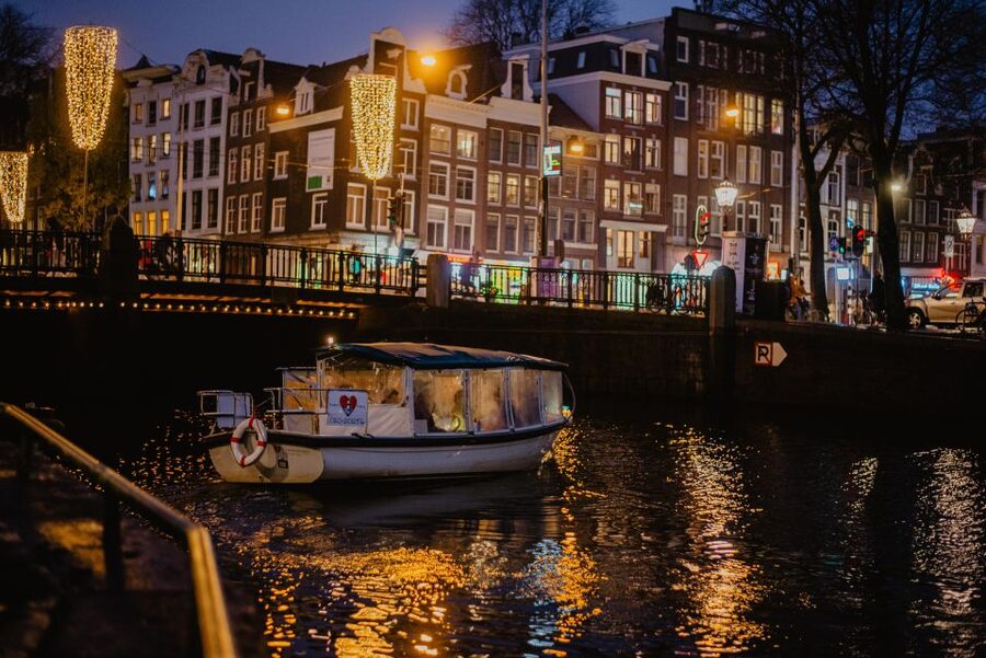 Amsterdam: Private Romantic Evening Boat Tour with Prosecco - Blankets, weather, and comfort