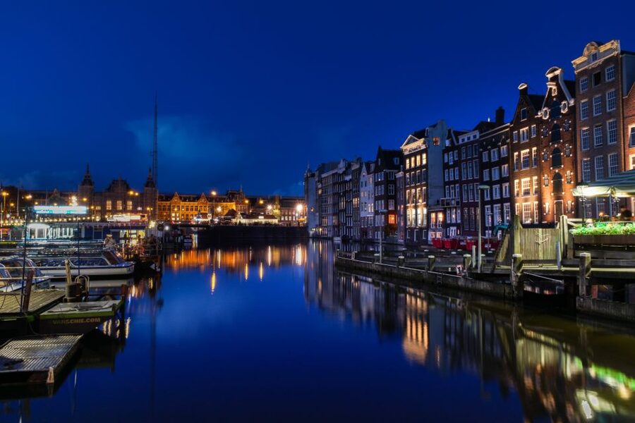 Amsterdam: Private Romantic Evening Boat Tour with Prosecco - Why Amsterdam looks better from a private boat