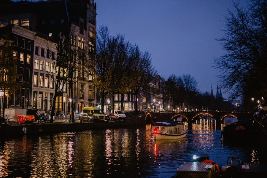 Amsterdam: Private Romantic Evening Boat Tour with Prosecco - The canal belt sets the scene