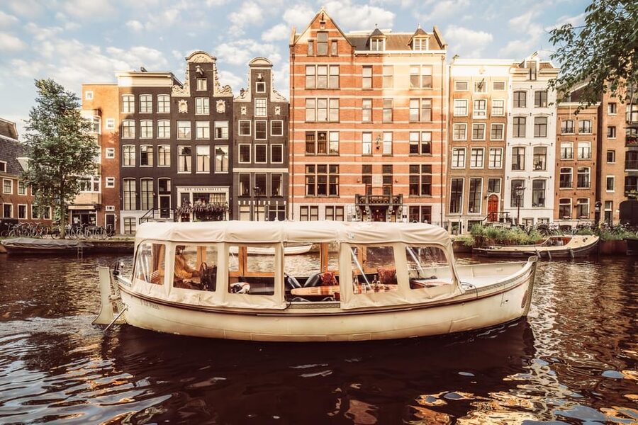 Amsterdam: Private Romantic Evening Boat Tour with Prosecco - Reguliersgracht and the city’s seven bridges