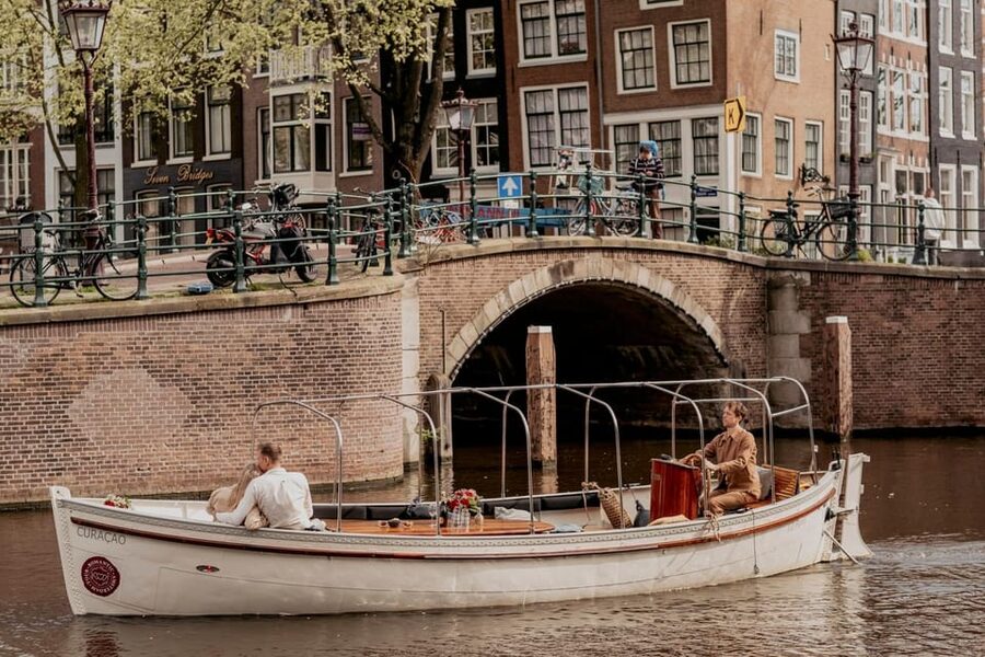 Amsterdam: Private Romantic Evening Boat Tour with Prosecco - What is served on board