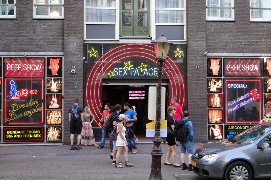 Amsterdam: Red Light District and Local Pub Tour - Group size, pace, and comfort