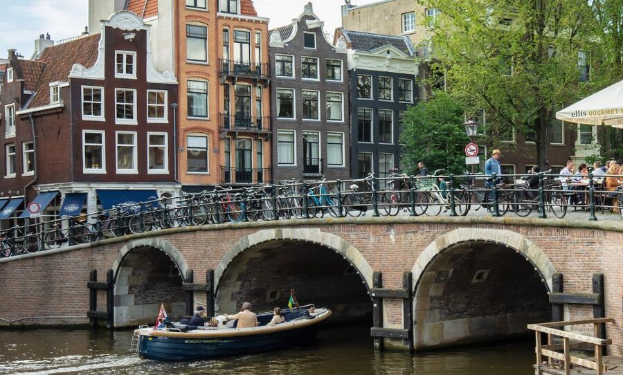 Amsterdam: Red Light District & City Tour German or English - Why this two-hour Amsterdam walk is different
