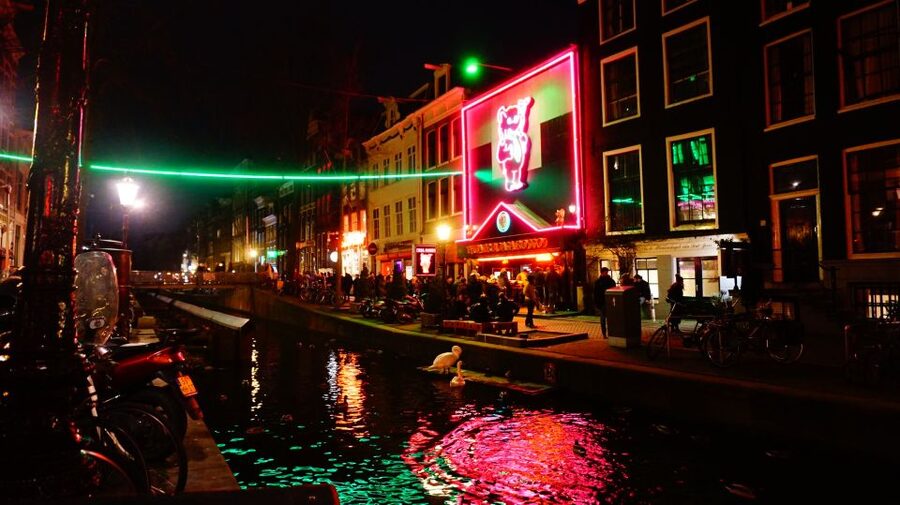 Amsterdam: Red Light District Exclusive Night Tour - The Oude Kerk: a medieval anchor in the middle of nightlife
