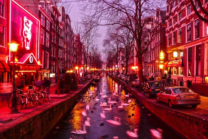Amsterdam Red Light District Walking Tour in EN/DE/IT/ES - The optional 1970s peepshow