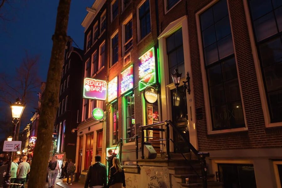 Amsterdam: Red Light Tour Exclusive + Peep Show - The live peep show and the €2 decision