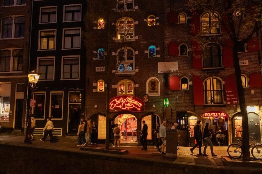 Amsterdam: Red Light Tour Exclusive + Peep Show - Oude Kerk: an old church beside a modern controversy