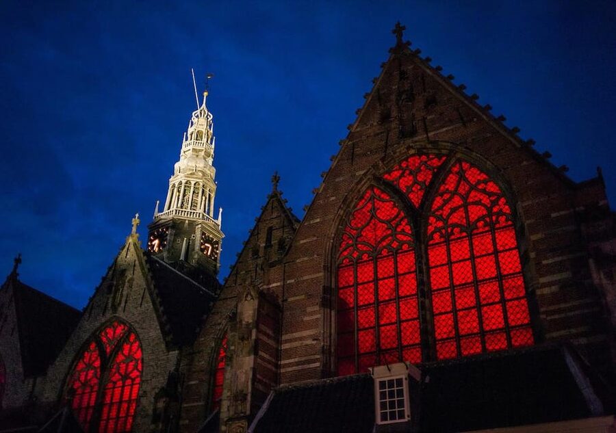 Amsterdam: Red Light Tour Exclusive + Peep Show - Borstplaat in brons and details you would miss alone