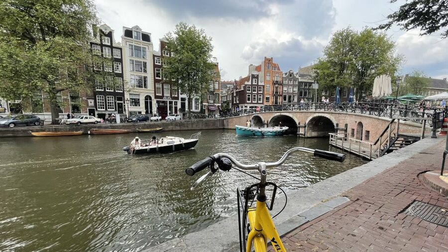 Amsterdam: Relaxed City Highlights Guided Bike Tour - Leidseplein’s music, squats, and darker stories