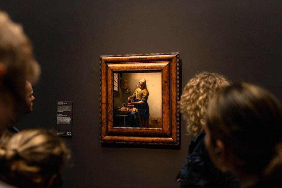 Amsterdam: Rijksmuseum Guided Tour and Ticket - Meeting at Museumplein and entering the museum