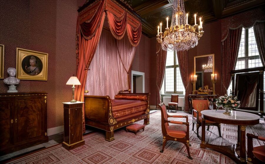 Amsterdam: Royal Palace Entry Ticket and Audio Guide - Paintings and sculpture give the rooms meaning