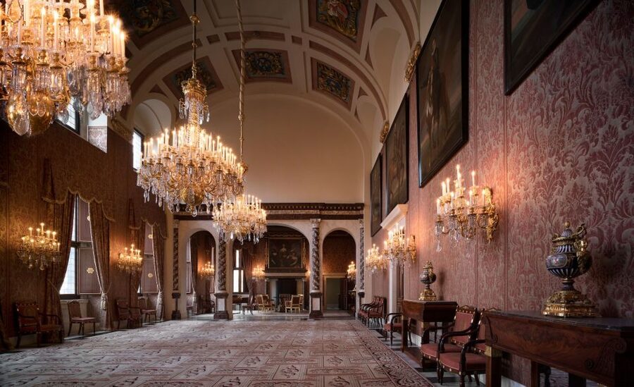 Amsterdam: Royal Palace Entry Ticket and Audio Guide - What the palace feels like inside