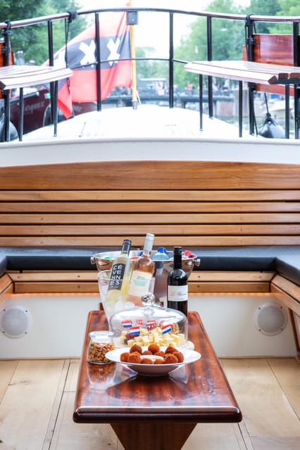 Amsterdam: Small-Group Canal Cruise incl. Drinks and Snacks - Crossing into the Amstel and seeing Magere Brug