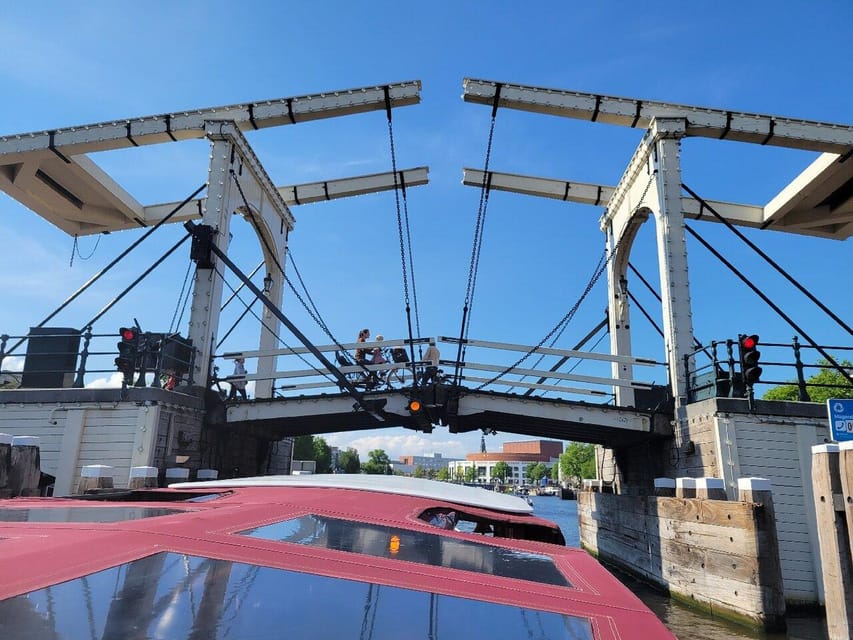 Amsterdam: Small-Group Canal Cruise incl. Drinks and Snacks - What you eat and drink on board