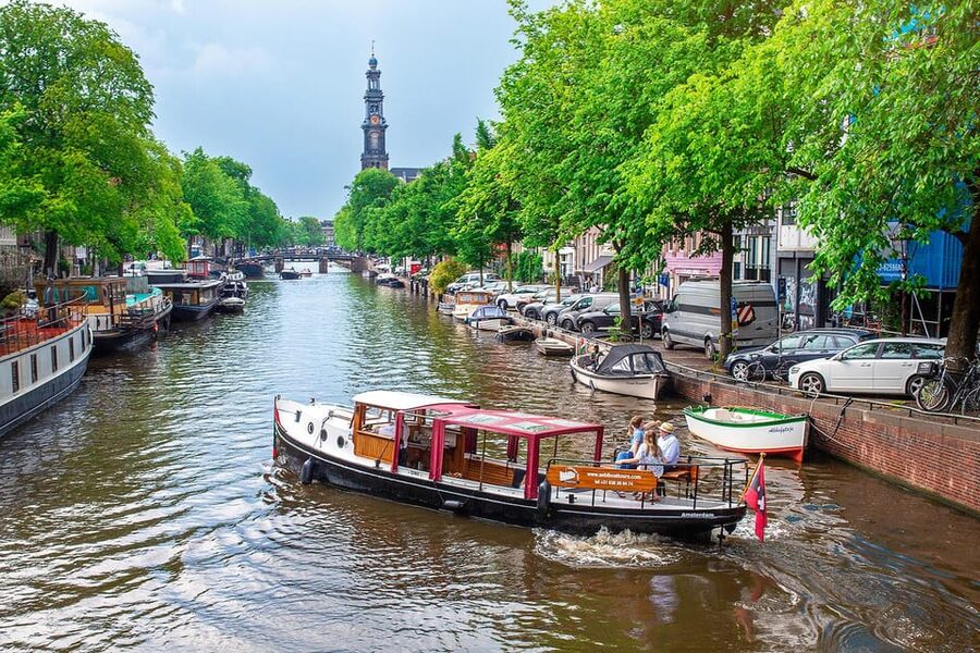 Amsterdam: Small-Group Canal Cruise incl. Drinks and Snacks - Giuliana, an old boat with modern comforts