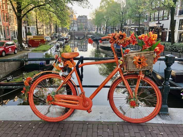 Amsterdam: Small Group Walking Tour with Fun Guide - Following Amsterdam from fishing village to world city