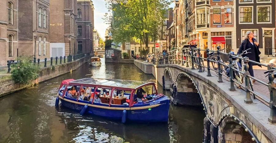 Amsterdam: Smoke and Lounge City Boat Cruise - Key points to know before you board