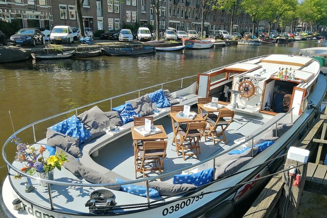 Amsterdam The Bulldog Boat Smoke Friendly Cruise + 2 drinks - What the crew adds to the trip