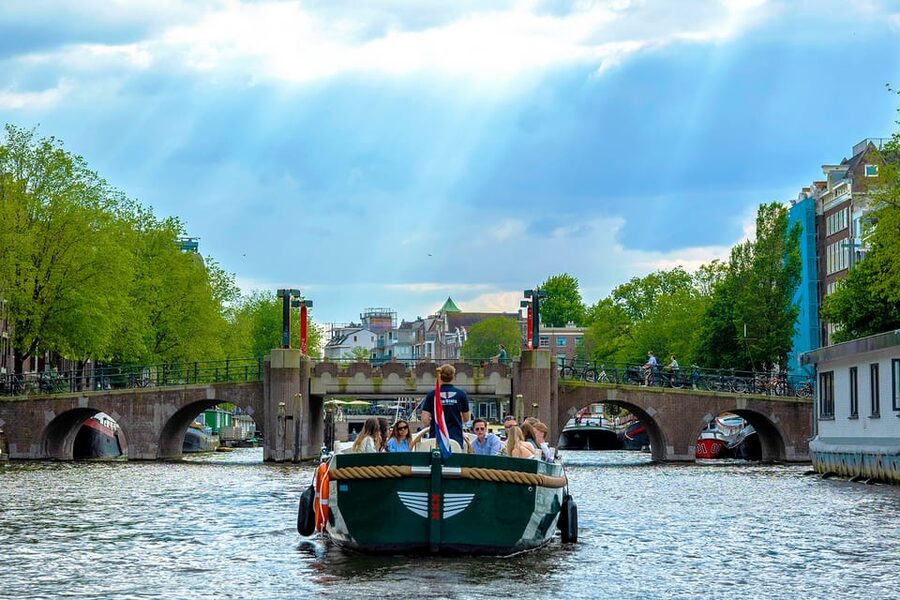 Amsterdam: The Newest Canal Cruise with Drink Option - Who should book this canal cruise