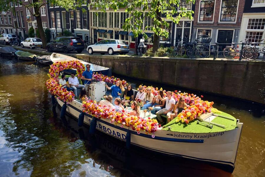 Amsterdam: The Original Flower Boat with Local Guide and Bar - Why the Amsterdam Flower Boat feels different