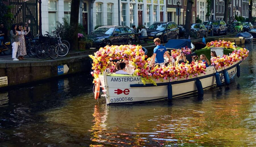 Amsterdam: The Original Flower Boat with Local Guide and Bar - The Skinny Bridge in two memorable minutes