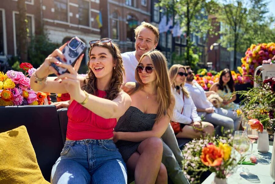 Amsterdam: The Original Flower Boat with Local Guide and Bar - Prinsengracht and the flower stories