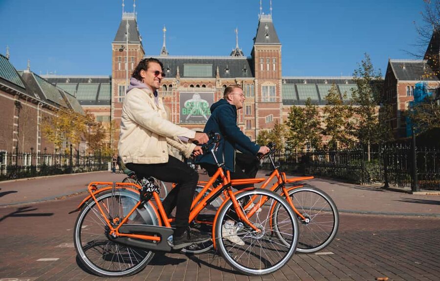 Amsterdam: Top Highlights Guided Bike Tour EN/DE/ES/FR/IT/CN - A passing look at the Red Light District