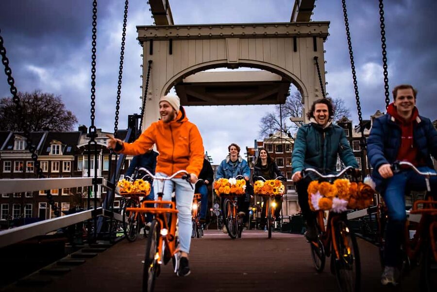 Amsterdam: Top Highlights Guided Bike Tour EN/DE/ES/FR/IT/CN - Dam Square and the return to the shop