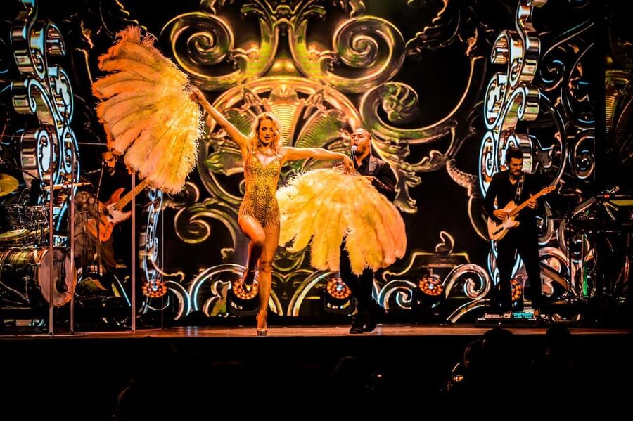 Amsterdam: VEGAS Dinner Show with 3-Course Sharing Menu - The three-course shared dinner