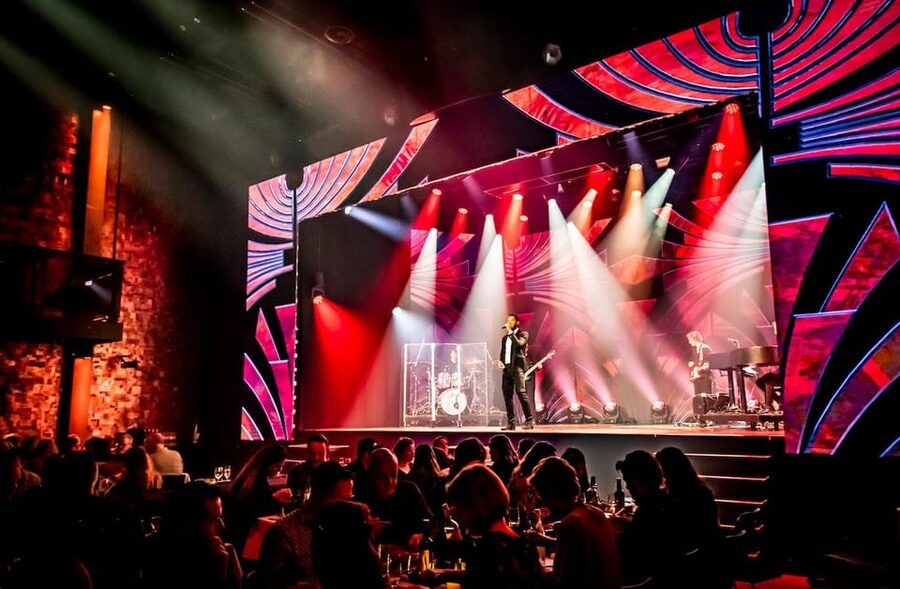 Amsterdam: VEGAS Dinner Show with 3-Course Sharing Menu - Service can shape the whole evening