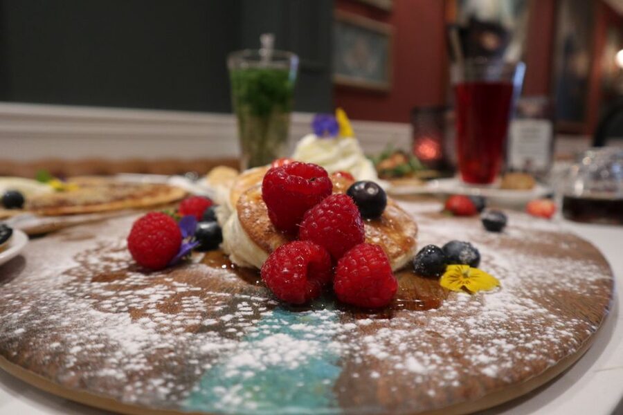 Amsterdam: Walking Tour with Dutch Pancake Lunch - Guides who make the difference