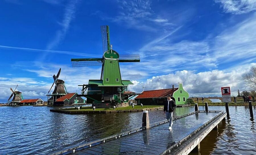 Amsterdam: Zaanse Schans and Giethoorn Day Trip with Cruise - How the guide shapes the day