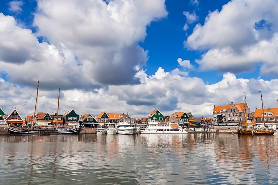 Amsterdam: Zaanse Schans, Edam, Volendam & Marken Bus Tour - Volendam: harbor views, fish, and colorful houses