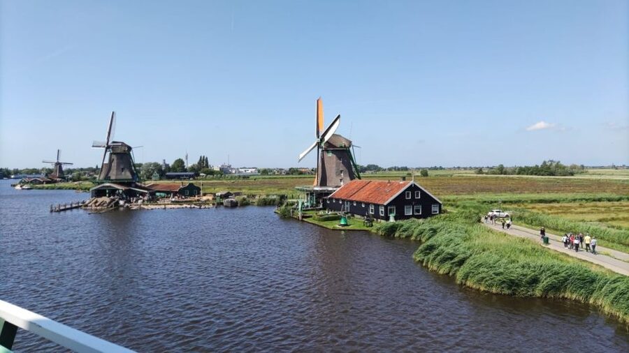 Amsterdam: Zaanse Schans Windmills Bike Tour with Guide - Why Zaanse Schans works better by bike