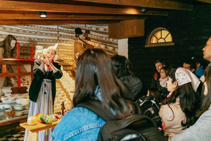 Amsterdam: Zaanse Schans windmills & Volendam Guided Tour - Practical advice for making the most of it