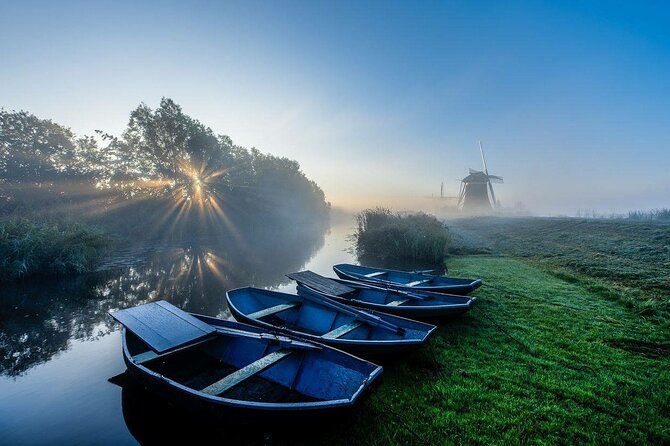 Best of Dutch Countryside: Giethoorn, Windmills, Secret Villages - Inside the wooden shoe workshop