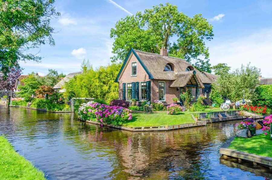 Boatrental 2 Hours 8 Person with Steeringwheel and cushions - Following the Canals Through Giethoorn