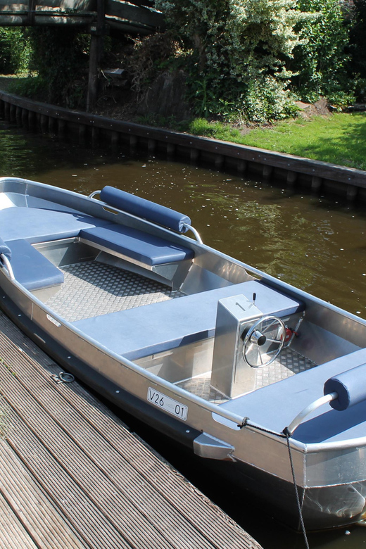 Boatrental 2 Hours 8 Person with Steeringwheel and cushions - Taking the Wheel of the Electric Boat