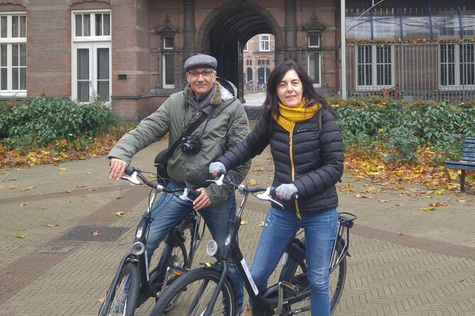 Daily group bike tour in Spanish. - Cycling through Vondelpark without the hard work